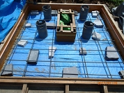 D.BOX施工後､ブルーシートを敷きコンクリートがD.BOXに流れ込まないようにします